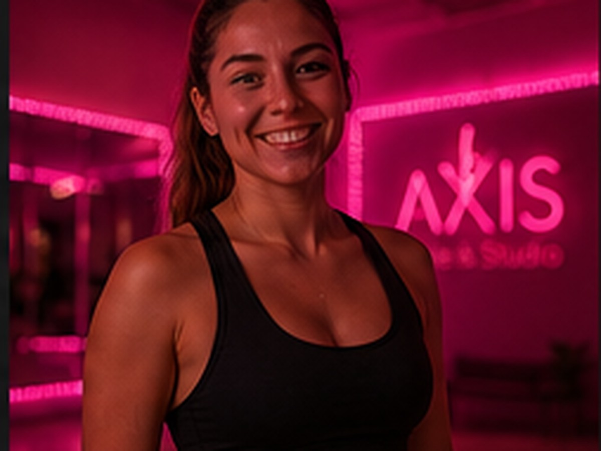 Alumna de AXIS Pole & Studio dentro del estudio